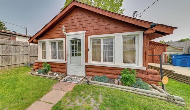 Cozy Houghton Lake Vacation Rental w/Fireplace!