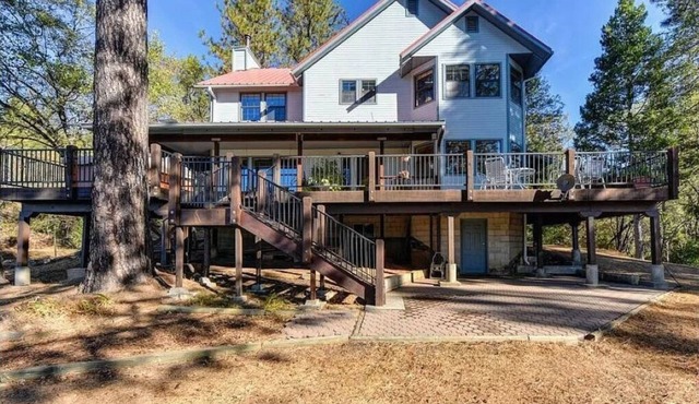 Cozy house 1.1 miles away from Dark Day boat launch at Bullards Bar Reservoir