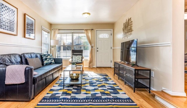 Cozy House 10min to Monuments and DC by CozySuites