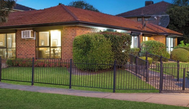 Cozy House 3BD/2BR in Mill ParknDirectly across the road from shopping centre