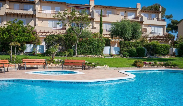 Cozy house 5 min from the beach with pool and BBQ