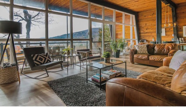 Cozy house 5 min from Ski station and Mountain BikePark. With view and & deck!
