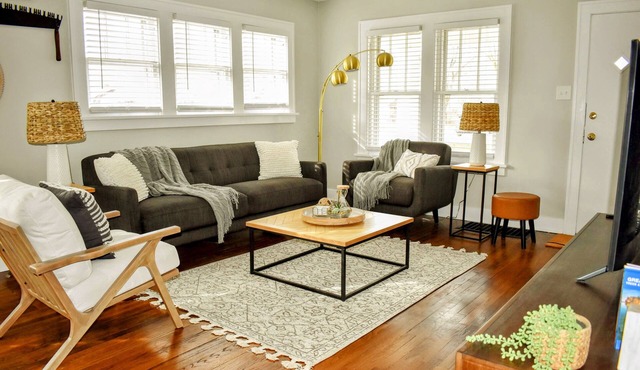Cozy House: 5 min drive to beach-zoo-restaurants-casino-brewery-train to Chicago