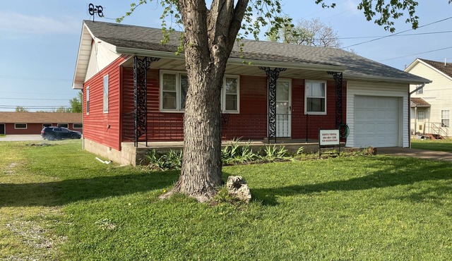 Cozy house/attached garage close to Lucas Oil Race Track and Pomme De Terre Lake