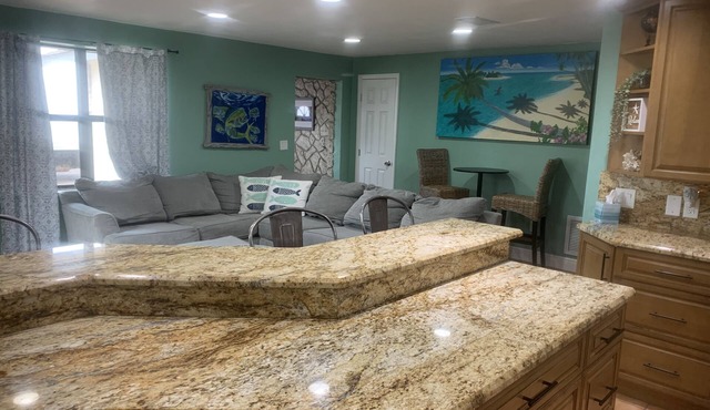 Cozy house centrally located. 3mls to beach,7mls to speedway. Pet friendly