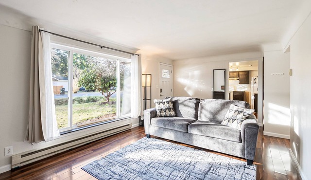 Cozy house close to EVERYTHING!