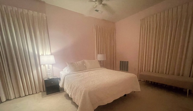 Cozy House close to the beach, shopping centers and DE Turf. Pet friendly.