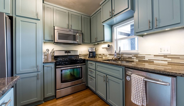 Cozy house, covered outdoor kitchen & living w/TV. Convenient location!