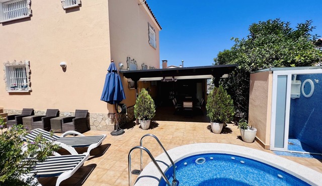 Cozy house with pool and large barbecue