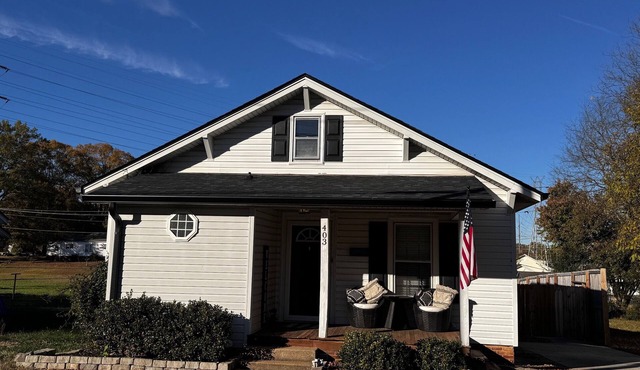 Cozy house, Fenced in backyard w/firepit & swing. Minutes from Downtown