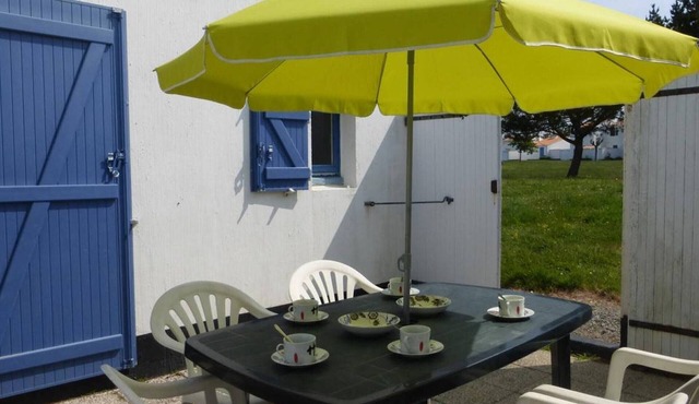 Cozy House with Mezzanine, Heated Pool, Tennis Court, and Patio near Beach – Sleeps 5