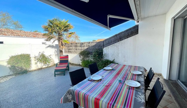 Cozy House with Patio, Near Town Center, 1 Bedroom, 400m to Shops and Market