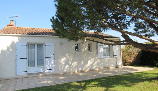 Cozy House in Calm Area - 3km from Beach, 1.4km from Lake, Close to Shops - L'Aiguillon-sur-Mer