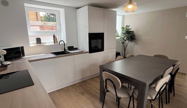 Cozy house - games room, cinema room, Jacuzzi.