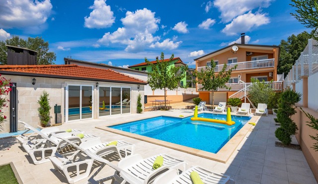 COZY HOUSE HEATED POOL, NEAR BEACH IN SPLIT COUNTY