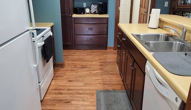 Cozy house in a convenient location. 10 miles to Jefferson City.