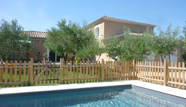 Cozy house in a quiet area, 4km from UZES swimming pool - 6 p