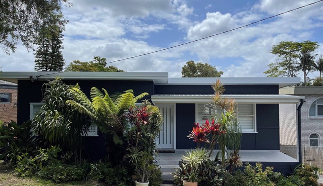 Cozy House in Forresters Beach - modern interiors