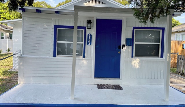 Cozy house in awesome Gulfport Florida near downtown St. Petersburg