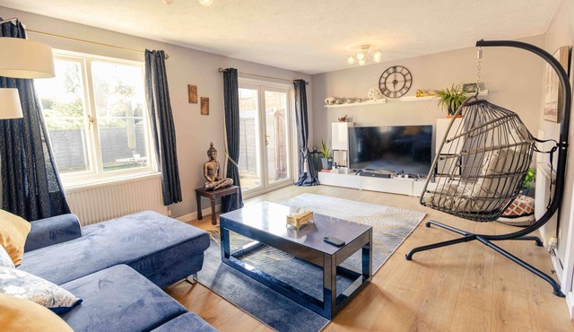 Cozy House in Central Andover (Parking, 65” TV)