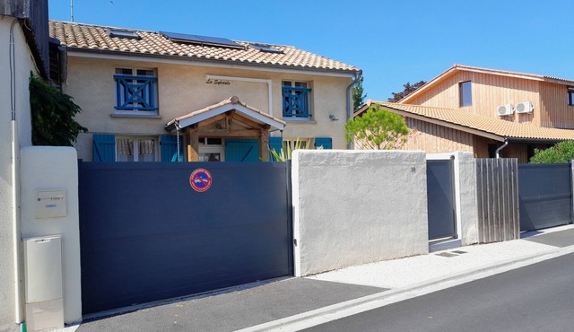 Cozy house in the city center, not far from the sea. Kind animal accepted.