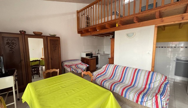 "Cozy House in Heart of Saint-Mathurin, Near Shops, 9km from Beach, Sleeps 2"