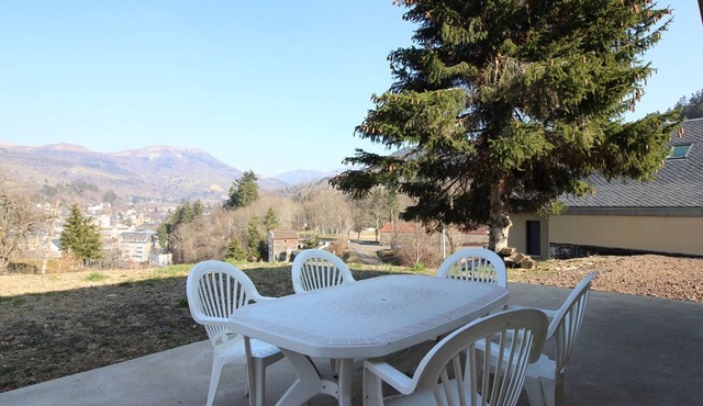 Cozy house in La Bourboule - 8 pers, open view, parking, modern, near center