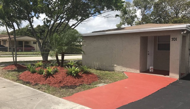 Cozy house in Pompano. 4 miles from beach.