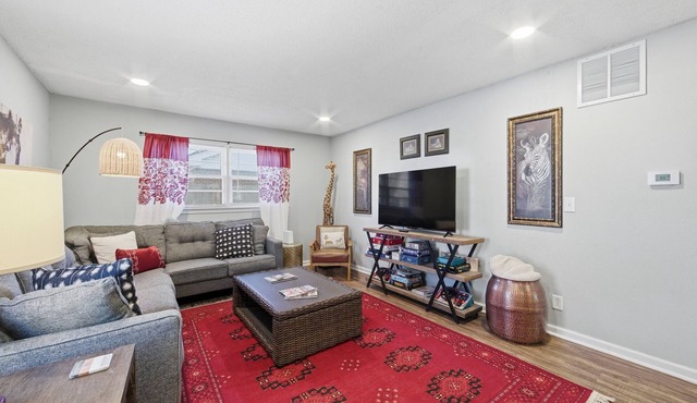 Cozy house in quiet neighborhood with hot tub, fire pit, and arcade games!