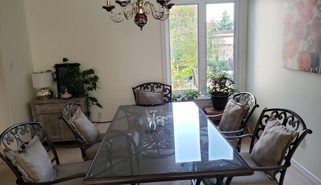 Cozy house in residential neighbourhood 15 minutes from Ottawa downtown