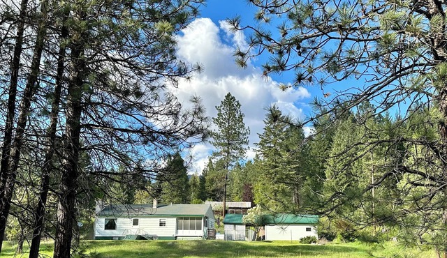 Cozy house in Thompson Falls, MT. Minutes from downtown yet country setting.