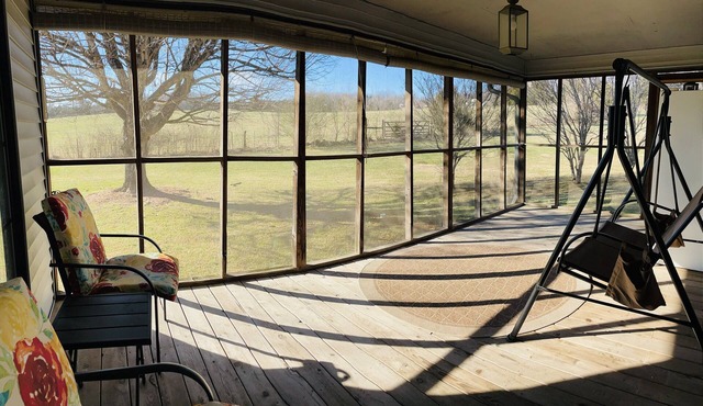 Cozy house in the country close to town!