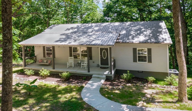 Cozy House in the Woods - 25 minutes from downtown
