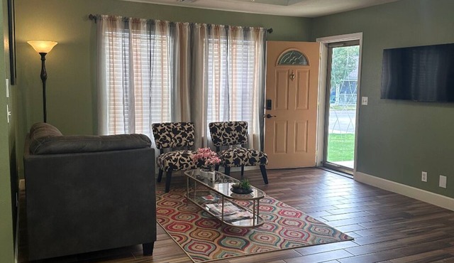 Cozy house in Tulsa - 10 min to major HWY& Malls. 7- 9 miles to major hospitals