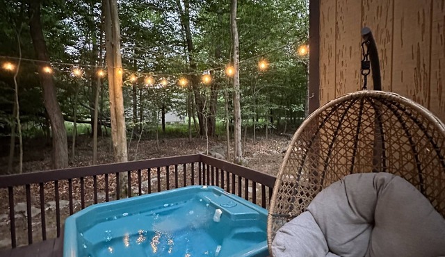 Cozy House in Big Bass Lake Gouldsboro with Hot Tub, Fire Pit, Pool, Ping Pong