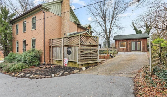 Cozy house in walking distance to artistic & historic town; pet-friendly!