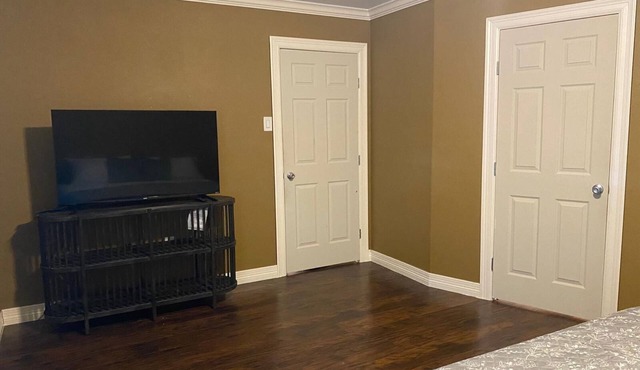 Cozy house in welcoming Rosharon with WiFi, AC