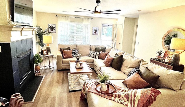 Cozy house **LESS THAN 3 MILES FROM U of A!!**