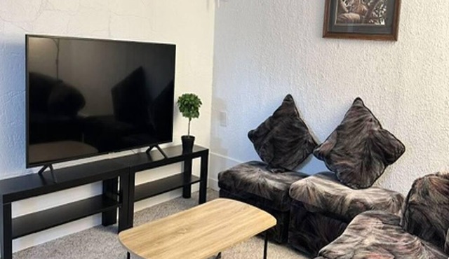 Cozy House near Airport and Shopping Mall! Family and Pet friendly.