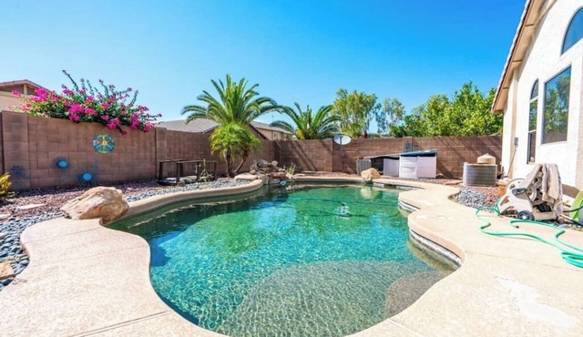 Cozy house near I-10, pool heater, BBQ
