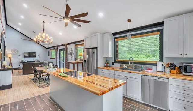 Cozy House on the Hill-Flexible Term for Traveling Professionals