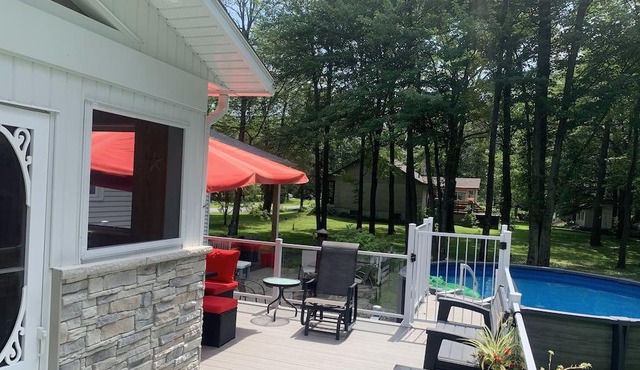 Cozy house on wooded lot with swimming pool