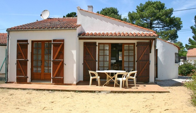 Cozy House with Garden Near Forest, 500m from Beach, Pet-Friendly