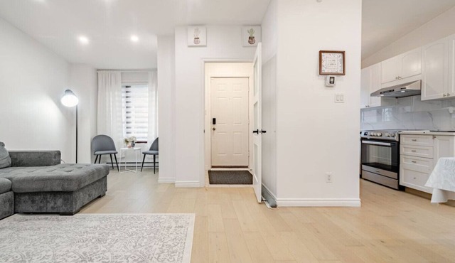 Cozy House w/Free Parking in Central MTL