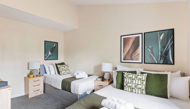 Cozy House w/garden near 02 Arena sleeps 10, 2 mins to station