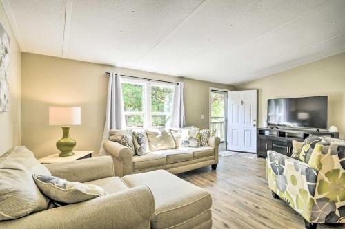 Cozy House w/Huge Yard ~ 16 Mi to Fort Bragg
