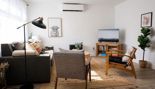 Cozy House | Walk to Picton Main |Pet-friendly