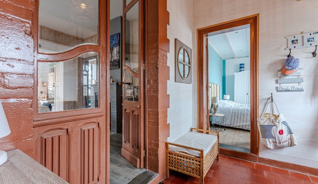 Cozy House with WiFi, Close to Ocean and Town Center, Sleeps 7