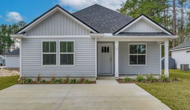 Cozy house with 3 king beds centrally located in Crawfordville