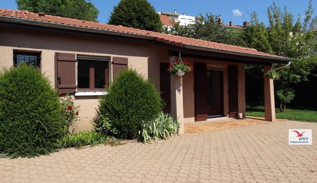 Cozy house with closed parking, electric charging port, garden. Near downtown